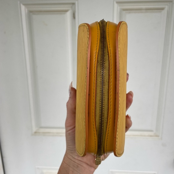 LOUIS VUITTON Epi Dauphine PM Cosmetic Pouch Yellow - Picture 4 of 10